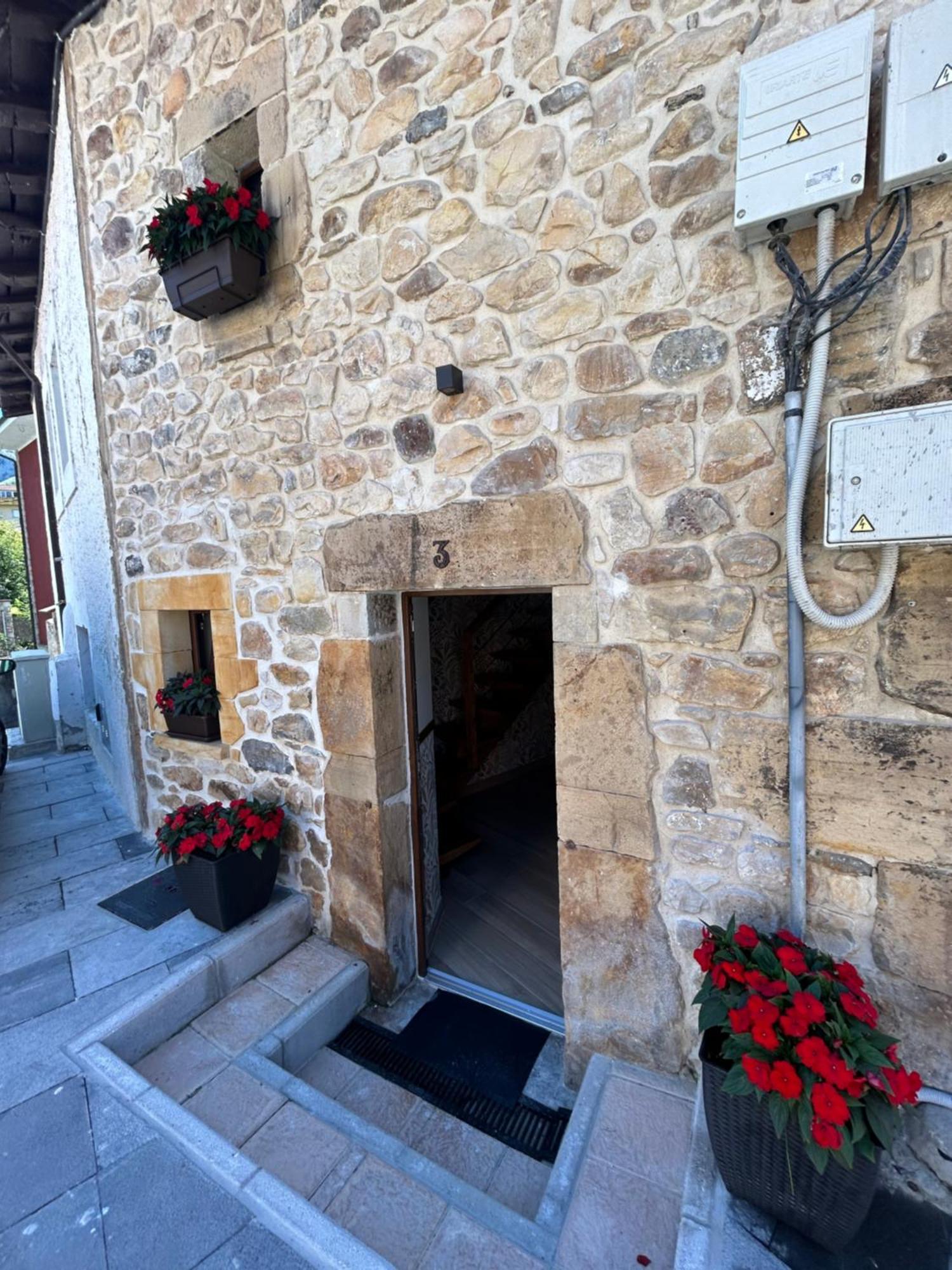 Apartamentos San Roque Arenas De Cabrales Εξωτερικό φωτογραφία