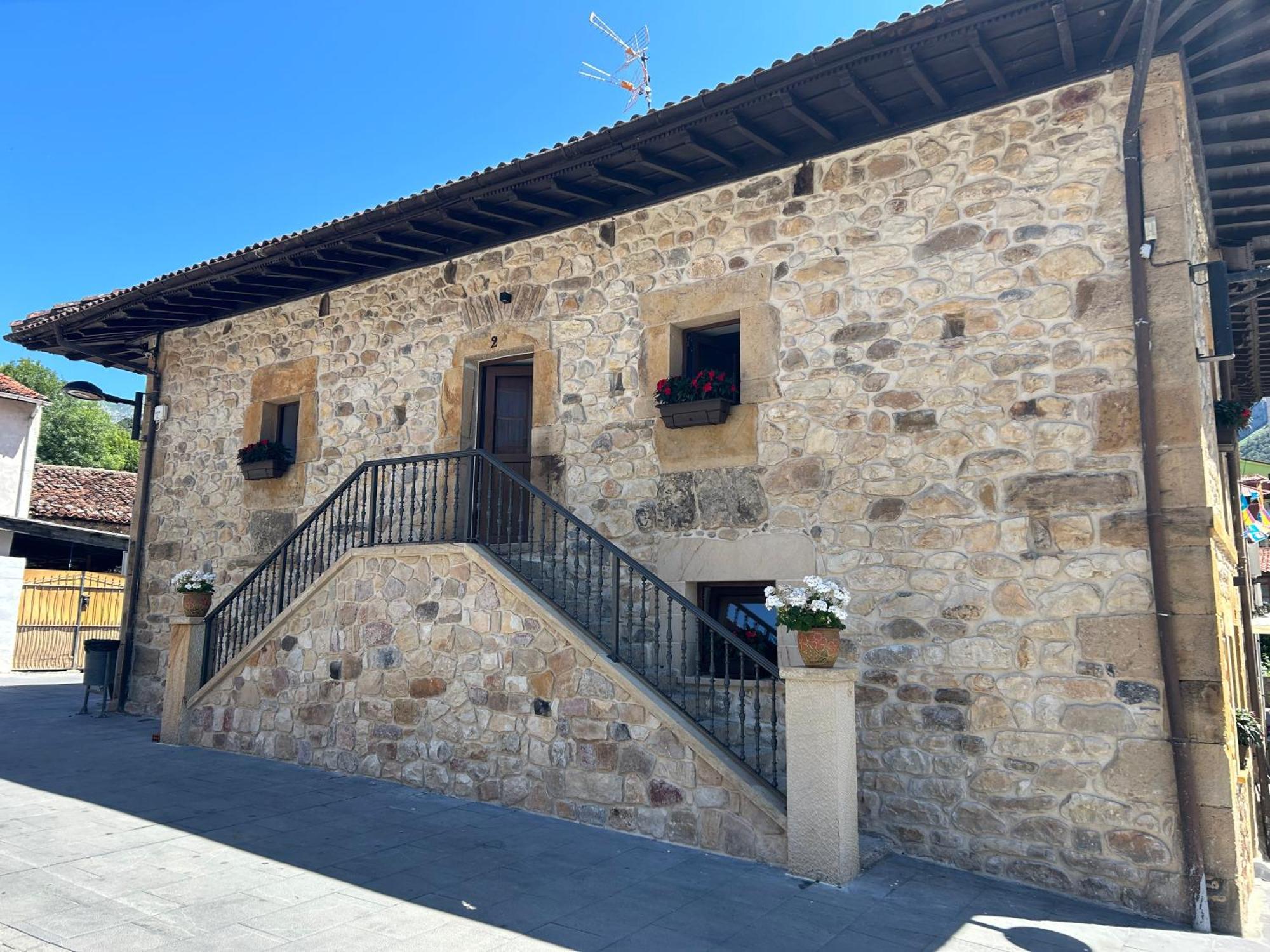 Apartamentos San Roque Arenas De Cabrales Εξωτερικό φωτογραφία