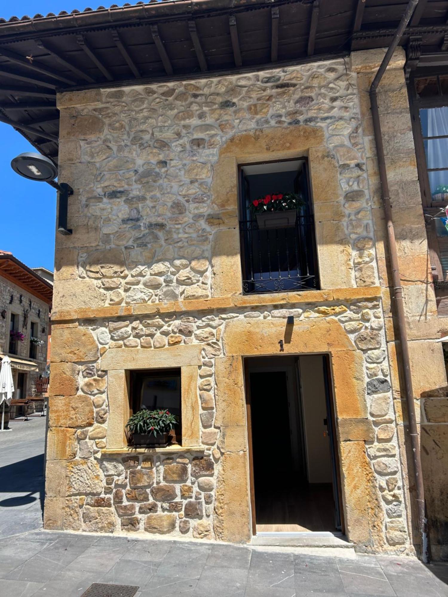 Apartamentos San Roque Arenas De Cabrales Εξωτερικό φωτογραφία